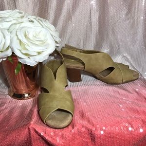 Easy street Annette sandals women size 8 in sand color